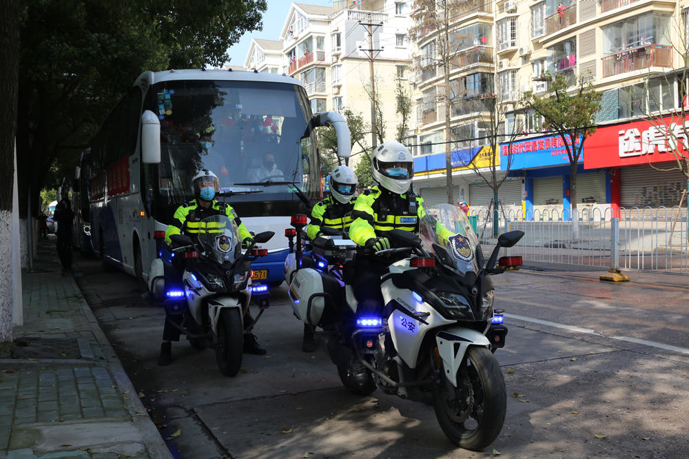 「人民网」武汉交警以最高礼遇护航首批援汉医疗队返程