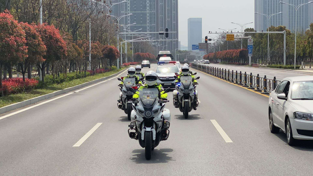 「人民网」武汉交警以最高礼遇护航首批援汉医疗队返程