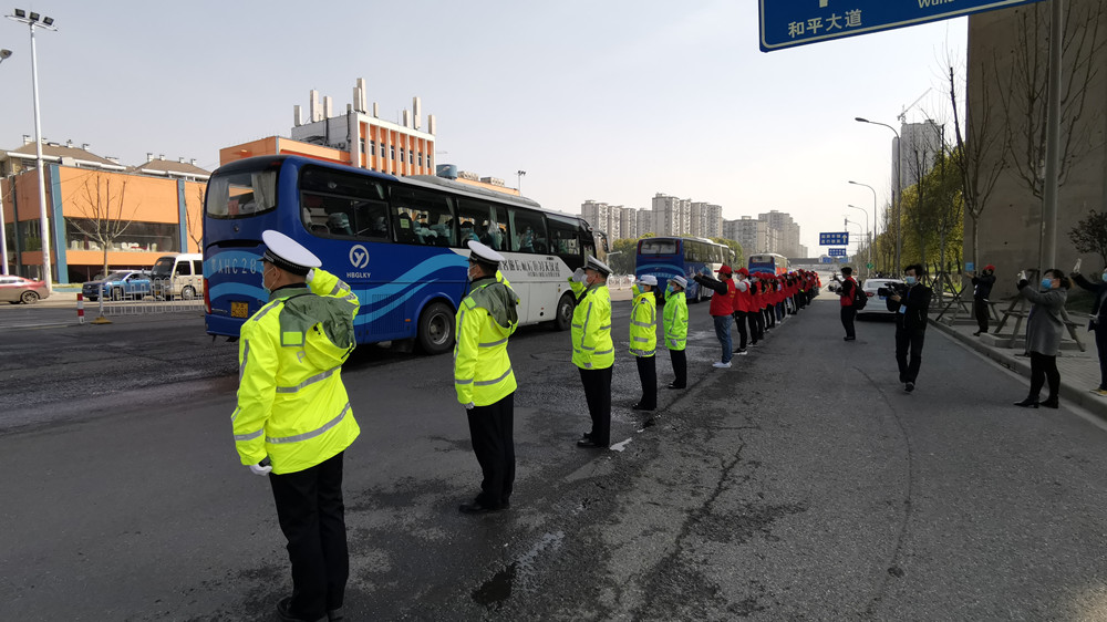 「人民网」武汉交警以最高礼遇护航首批援汉医疗队返程