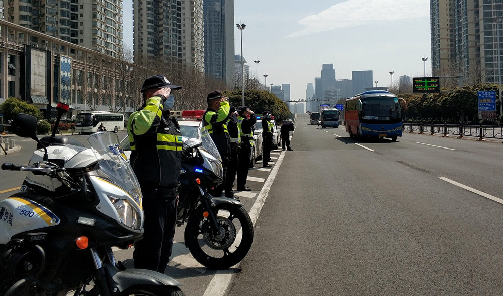 「人民网」武汉交警以最高礼遇护航首批援汉医疗队返程