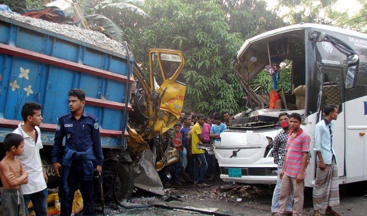 বগুড়ায় বাস-ট্রাকের মুখোমুখি সংঘর্ষে নিহত ৬_fororder_3