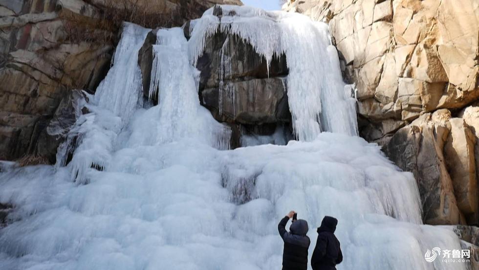 大寒时节 泰山最大冰瀑群展现最美风姿