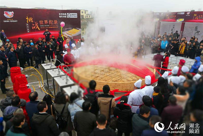 首届湖北·荆州鱼糕节开幕 “超级鱼糕”刷新世界纪录