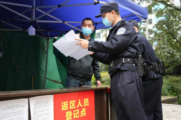 【重庆】【急稿】重庆:“80后”民警吕井凼“疫”线历练2个月 变身社区工作的行家里手