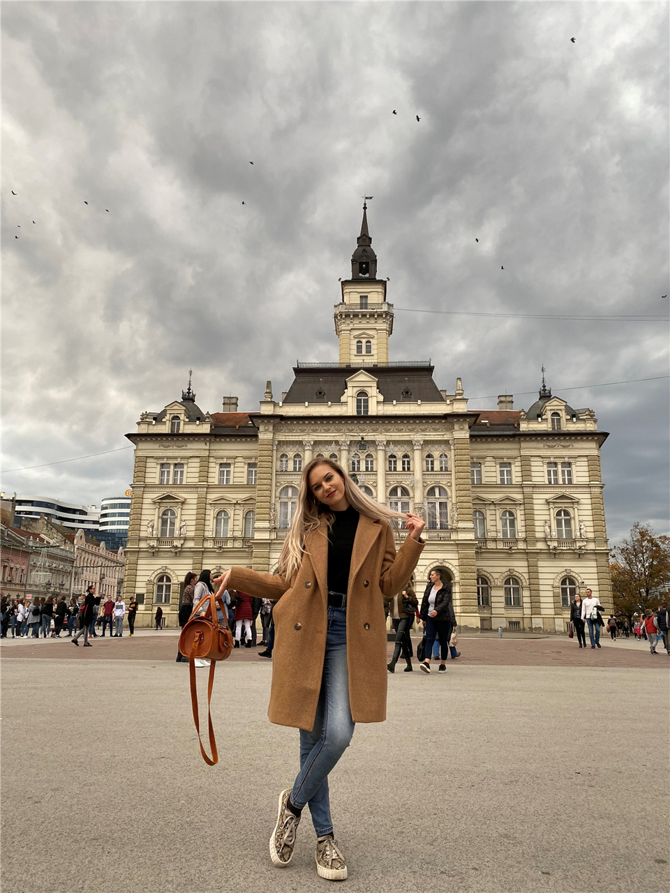 The sebrian girl who loves photographing_fororder_爱拍照的塞尔维亚女孩(图中女孩为当地一个学生,也是作者拍摄及摄影经常合作的对象)