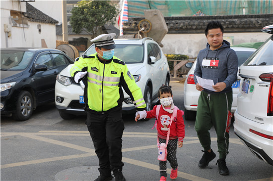 （有修改）（B 平安江苏列表 三吴大地苏州 移动版）苏州同里交警守卫护学岗 全力护航开学季