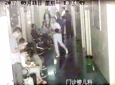郑州女护士上演“罗拉快跑”抢救窒息娃感动网友
