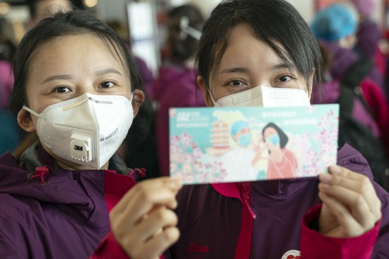 武漢空港が粋な計らい！帰郷する各地の支援隊員に特別な記念搭乗券