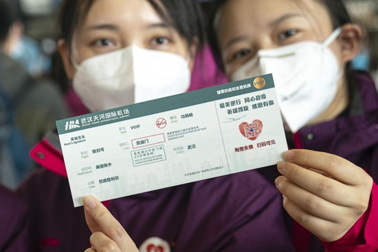武漢空港が粋な計らい！帰郷する各地の支援隊員に特別な記念搭乗券