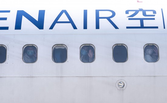 武漢空港が粋な計らい！帰郷する各地の支援隊員に特別な記念搭乗券