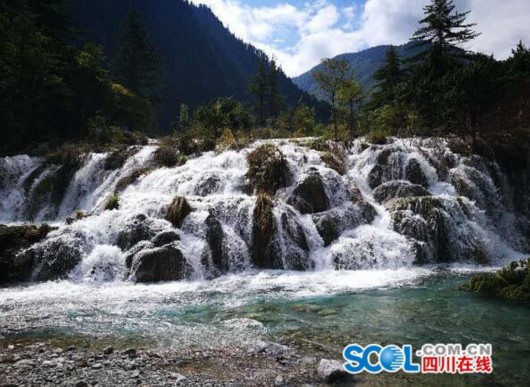 九寨沟震后形成新景观 专家：不应盲目采用工程修复