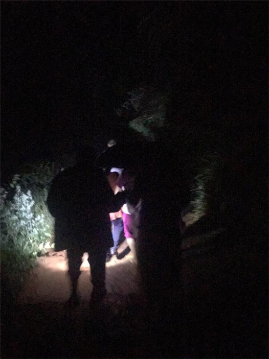 （转载）惊心动魄90分钟！丹棱7人暴雨中车辆打滑失控被困悬崖边