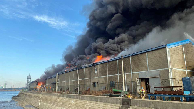 韩国仁川一家具厂发生火灾 消防部门上调应对级别