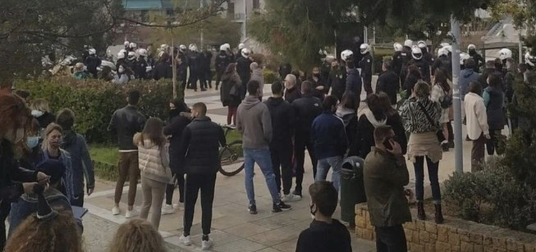 警方防疫检查引不满 雅典南部连发两次冲突至少8人被捕