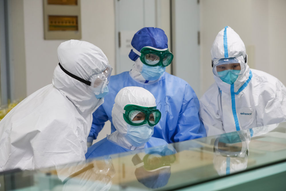 新华社：他们再次投身危重症救治一线