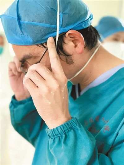 #人民日报#守护生命 全力救治重症患者（来自疫情防控一线的报道）