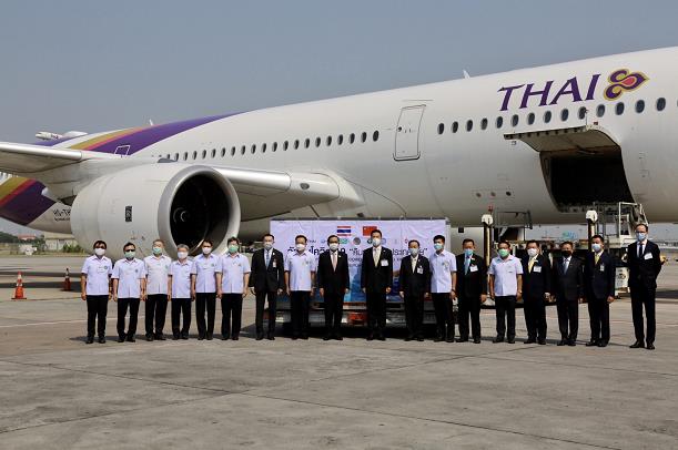 首批中国新冠疫苗运抵泰国 泰总理巴育亲自接机并主持接收仪式