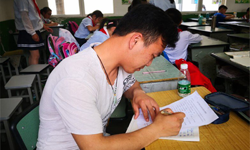 图片默认标题_fororder_认真填写“家长意见反馈表”（成都市金堂县赵镇第三小学-供图）