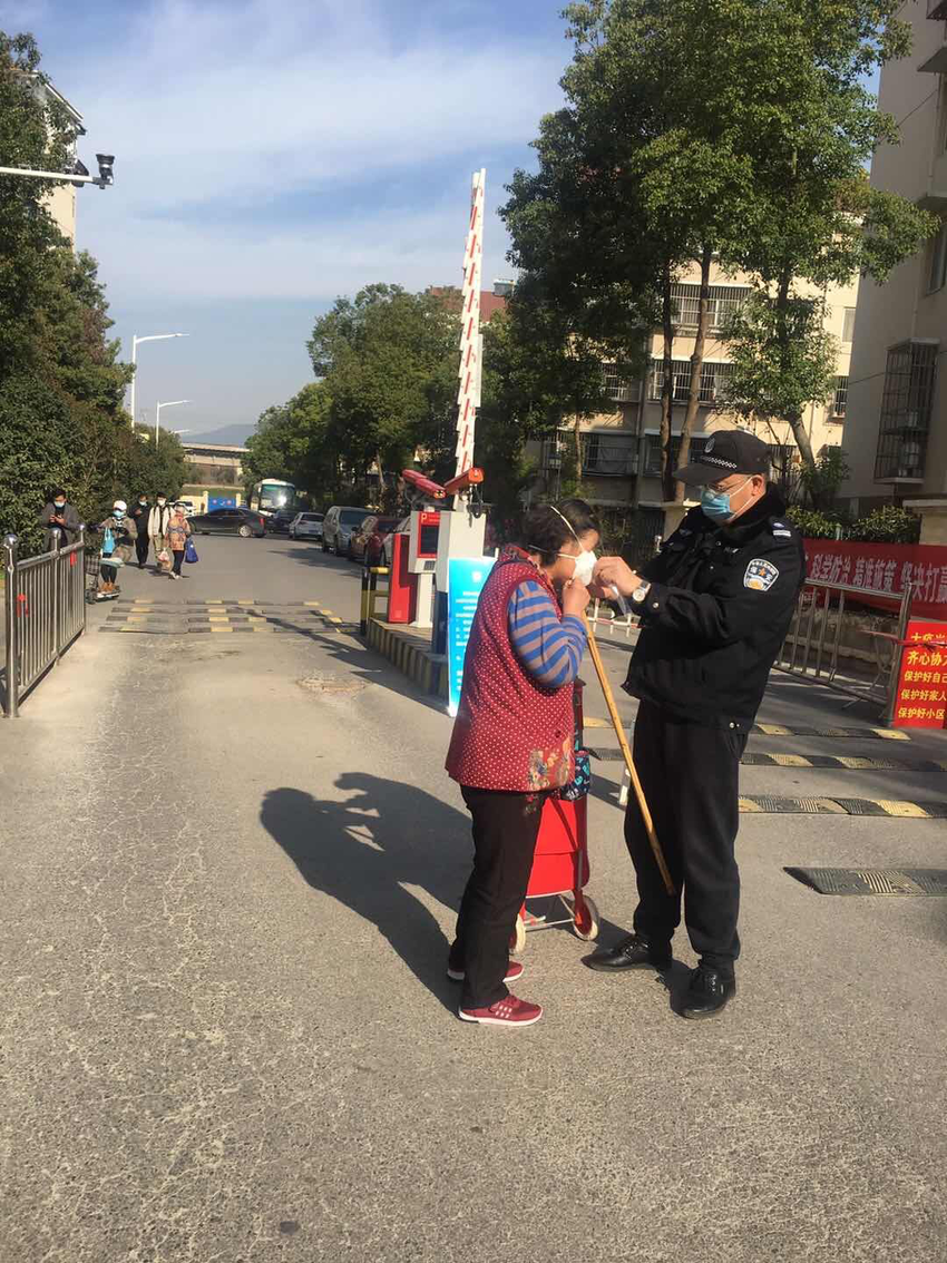 (有修改)(南京市栖霞区马群街道供稿 社会广角列表 三吴大地南京 移动版)【苏力同心战疫情】南京马群街道馨康苑社区:上下同心 诠释责任与担当(列表页标题)马群街道馨康苑社区诠释责任与担当