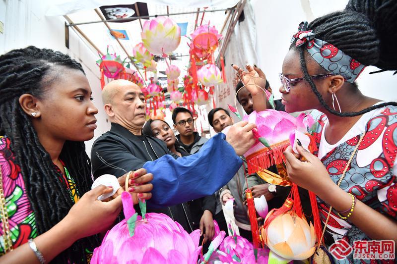 福州：留學生學做蓮花燈感受傳統文化