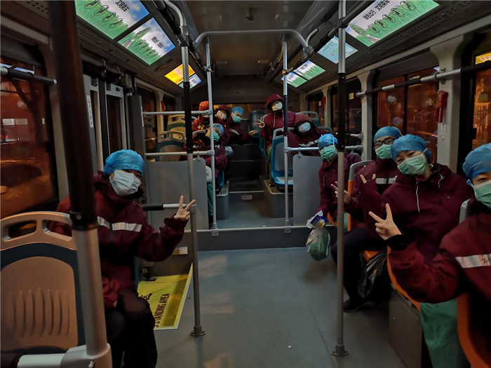 武汉通勤大巴上的告别：陕西省首批援湖北医疗队全体队员撤离武汉市第九医院
