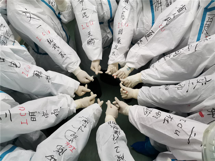 武汉通勤大巴上的告别：陕西省首批援湖北医疗队全体队员撤离武汉市第九医院