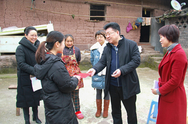 走访慰问现场国际在线四川消息:近日,自贡市沿滩区委书记邹天才先后到