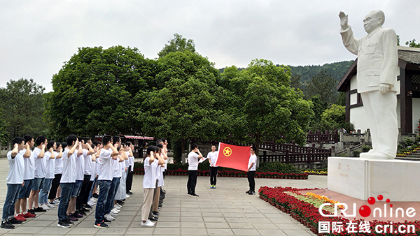 图片默认标题_fororder_面对团旗庄严宣誓，重入团誓词。摄影-张景轩