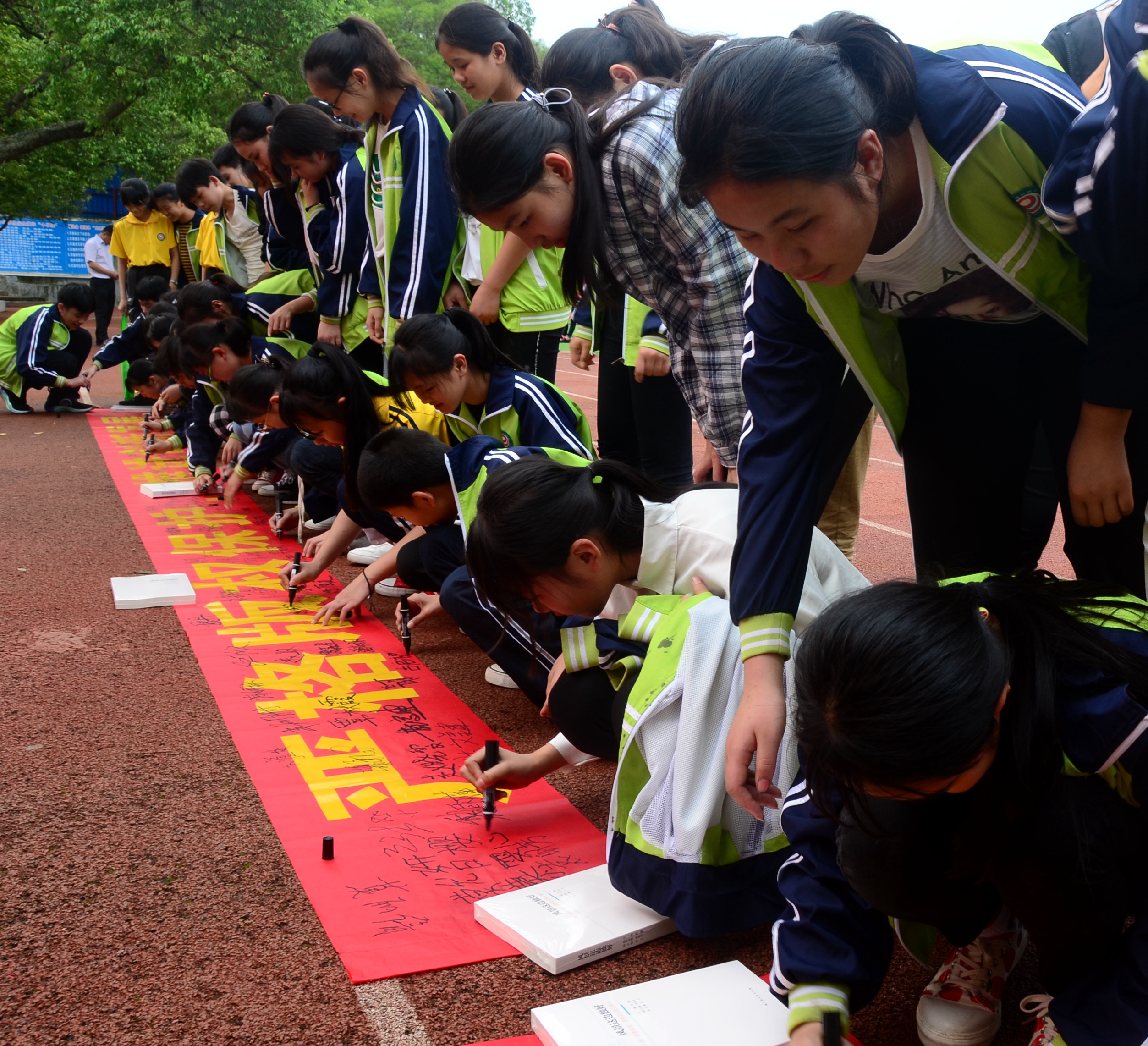 贺州平桂区开展“绿书签行动”进校园活动