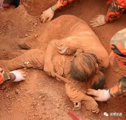 观点库 永远的母爱汶川大地震发生,那一刻,地动山摇;那一刻,生死相依.