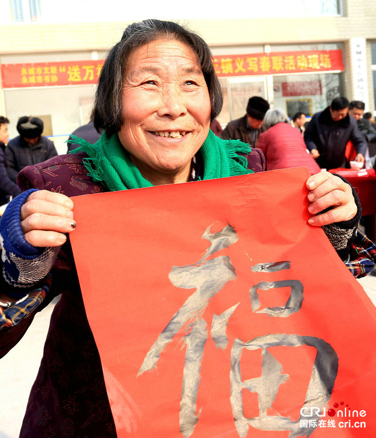 【焦点图-大图】【移动端-焦点图】【图说1】河南永城:书法家义写春联 送万福进万家