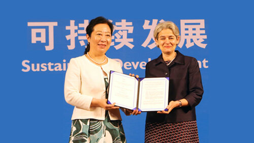 Lors de la cérémonie d'ouverture du 2e Sommet des villes créatives de l'UNESCO à Beijing, Mme Irina Bokova, ancienne directrice générale de l'UNESCO, a attribué le certificat au centre._fororder_003