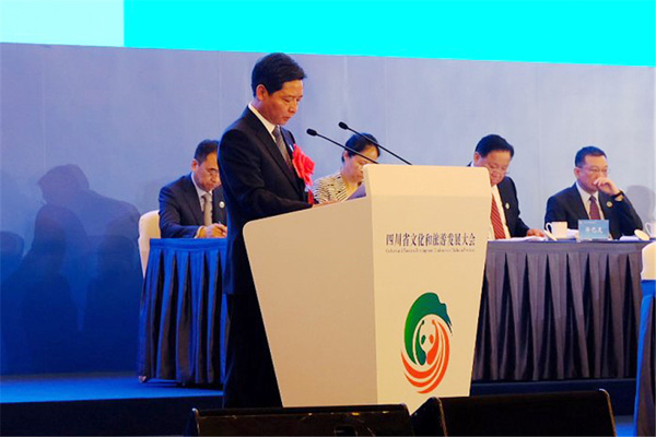 图片默认标题_fororder_2、稻城县委书记曾关和在会上作交流发言--供图-稻城县委宣传部