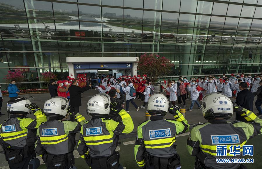 #新华网#援鄂医疗队陆续踏上归程