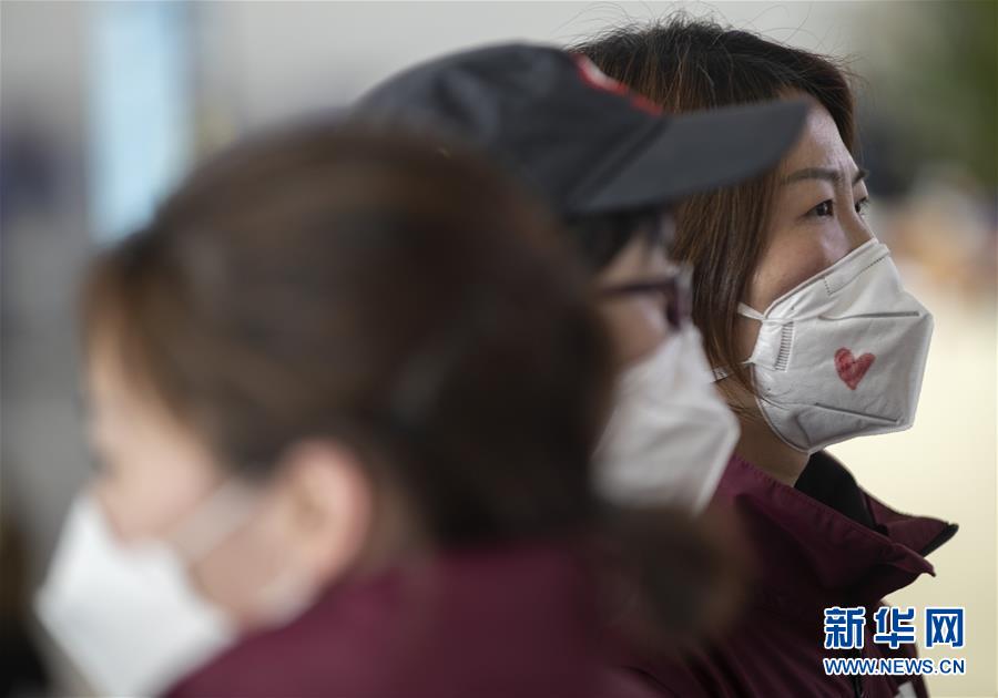 #新华网#援鄂医疗队陆续踏上归程