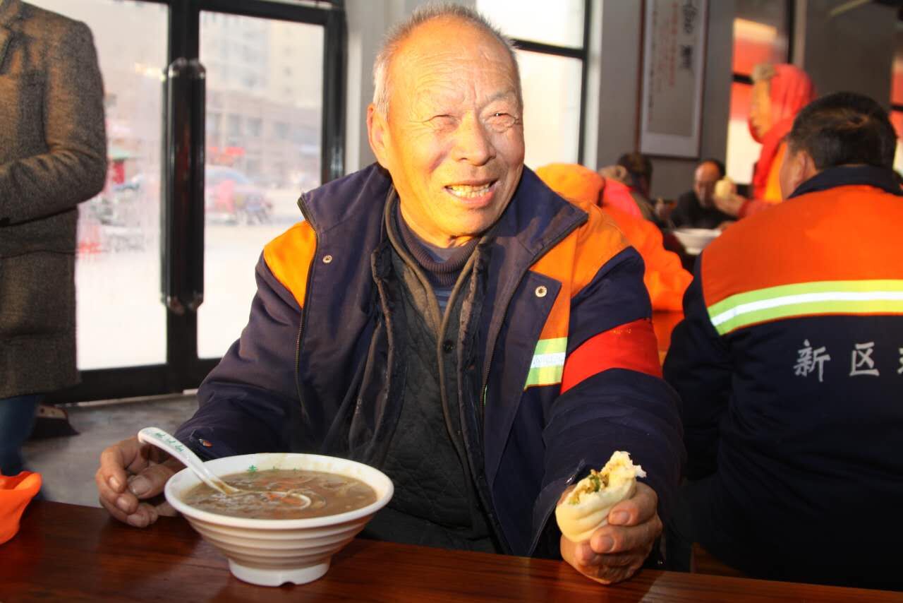 正能量:餐馆店主免费请清洁工吃早餐