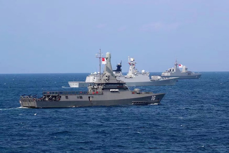 中国与新加坡两国海军舰艇编队联合举行海上演习