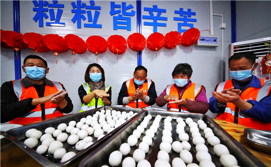（B 财经）工地上闹元宵 40余名农民工在南京同享文化盛宴