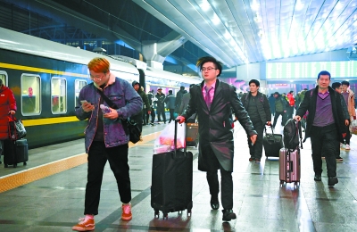 春运首日40余万旅客坐火车离京