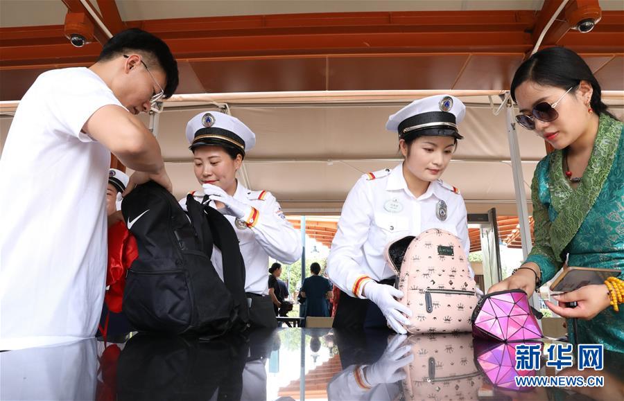 「新华网」上海迪士尼开始实施食品携带新规