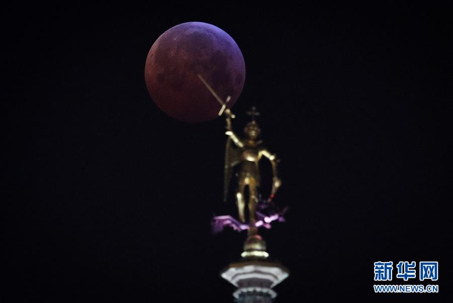 “超级红月亮”现身加州掀起观月热