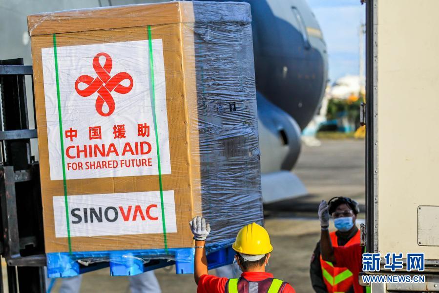 中国援助的菲律宾首批新冠疫苗运抵马尼拉