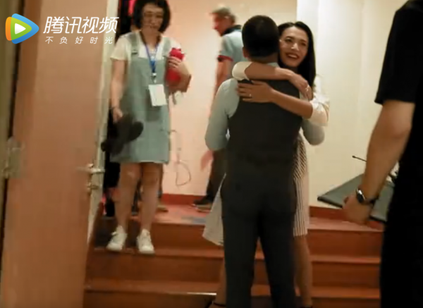 姚晨喻恩泰在《见字如面》后台相遇拥抱 喻恩泰现状如何