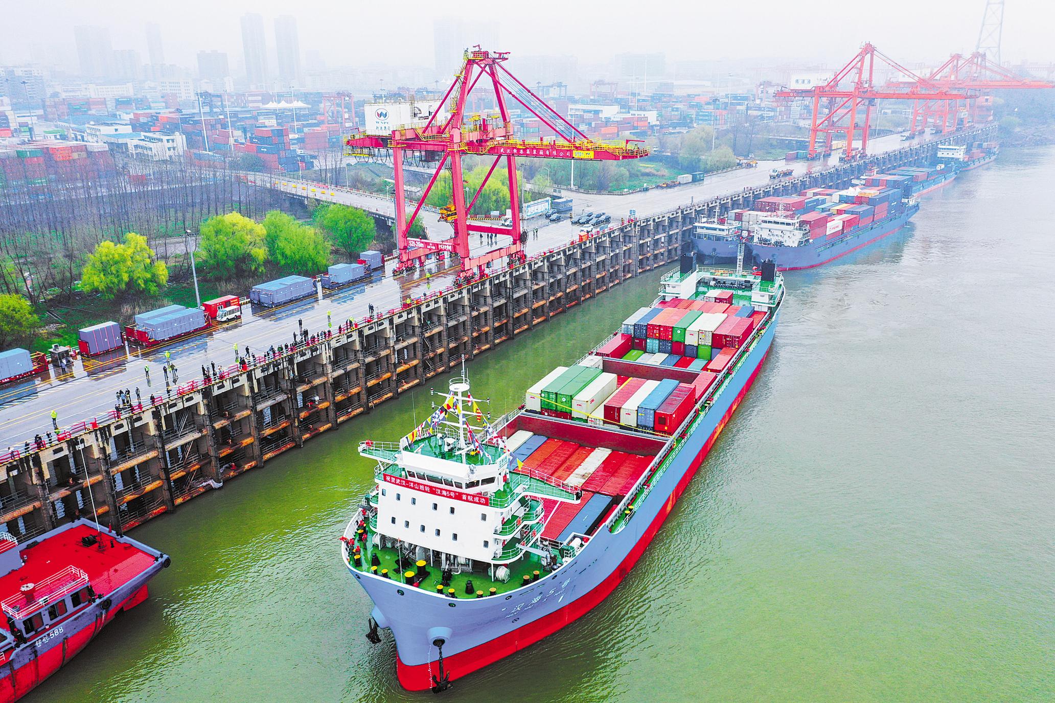 我国内河最大集装箱船在汉首航_fororder_07a4839b-197d-48e2-a6c6-2df3b07ad465.tif.1
