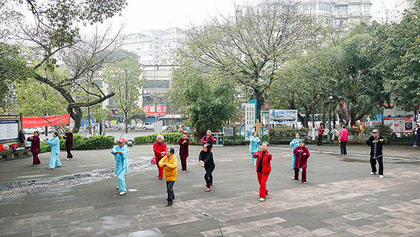 仁和半岛小区居民在社区广场上健身休闲 摄影 杨梦婧