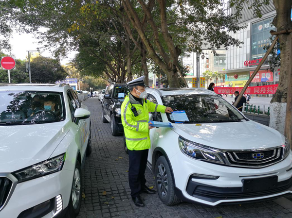 重庆南岸区：交巡警送上《致驾驶员的一封信》 引导驾驶员文明停车