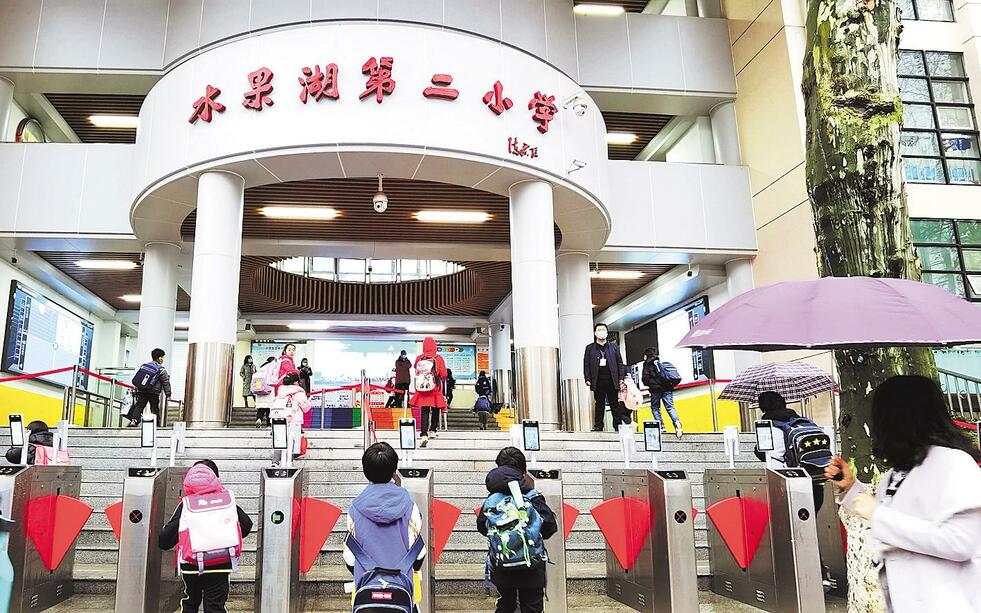 3月1日早晨,武昌水果湖第二小学学生通过人脸识别闸机进入校园.