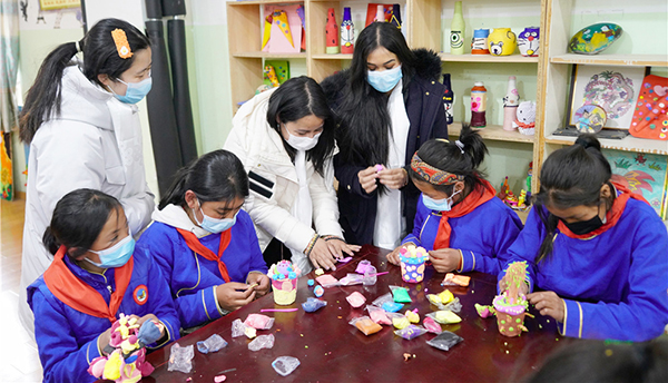 外国人がアバの学校で教育による貧困扶助を体験_fororder_D-3