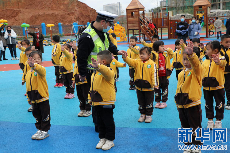 江西宜春：开学季 警察“蜀黍”来讲第一课