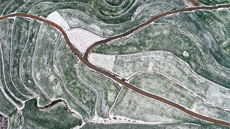 湖北丹江口万亩梯田春雪飘落